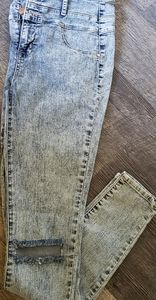 🙂Nice Stonewash Knee Ripped 👖